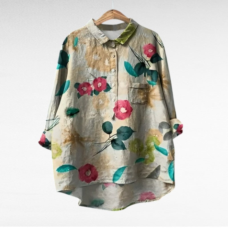 Blouse d'été en lin Camille de Danoir Paris, élégante et légère, portée avec manches courtes et motif floral.