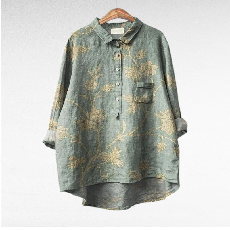 Blouse d'été en lin claire de Danoir Paris, élégante et légère, avec motif subtil, idéale pour la saison estivale.