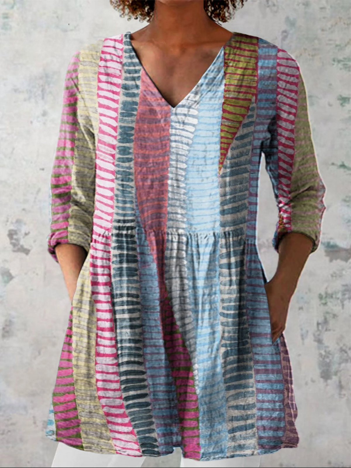 Blouse longue multicolore Anais de Danoir Paris avec décolleté en V, tissu fluide et manches longues élégantes.