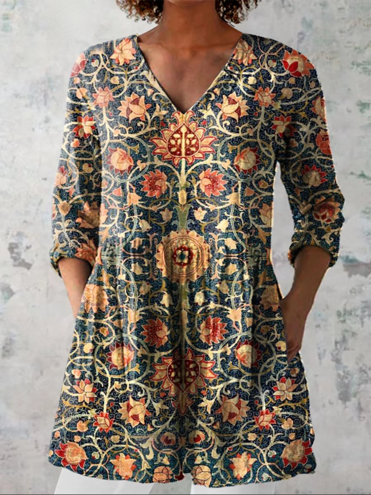 Blouse longue multicolore Danoir Paris avec col en V, ample et élégante, pour un style féminin et sophistiqué.