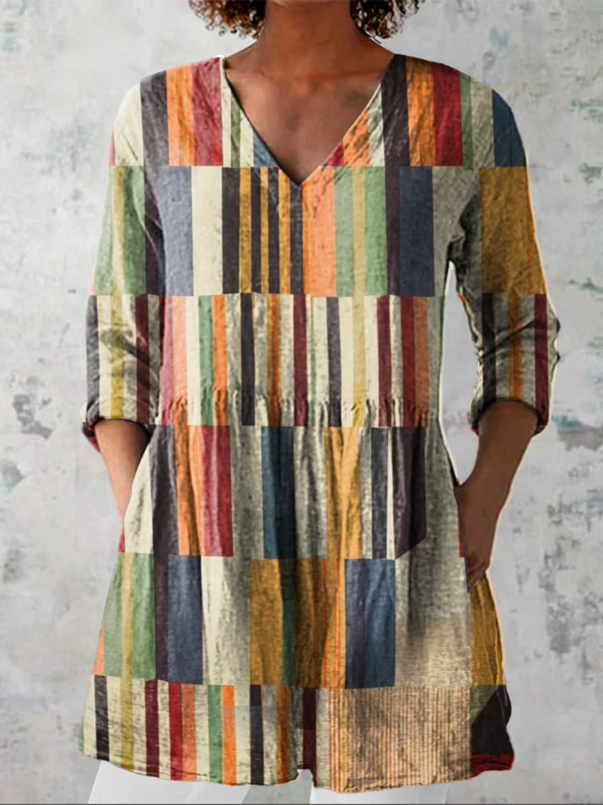 Blouse longue Chloe à col en V de Danoir Paris, multicolore, en tissu léger et fluide.