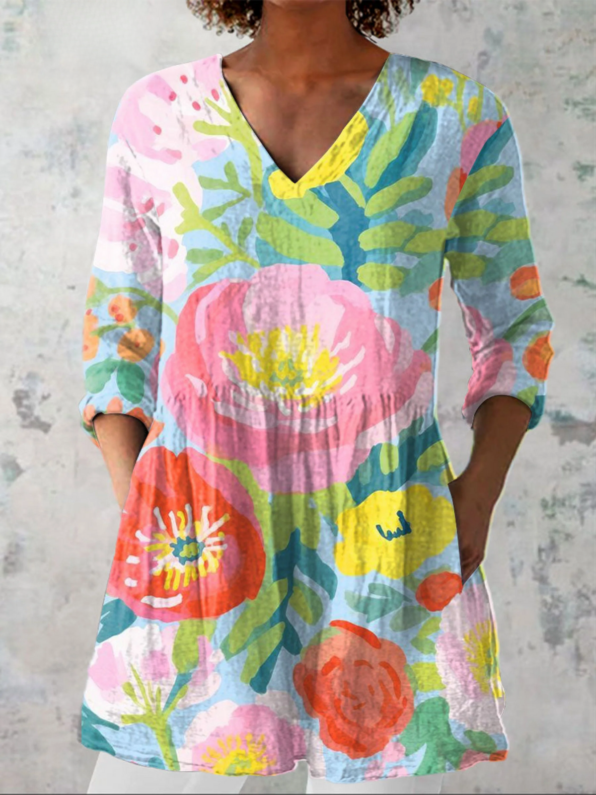 Longue blouse multicolore Danoir Paris Helene avec col en V, tissu fluide et style élégant.