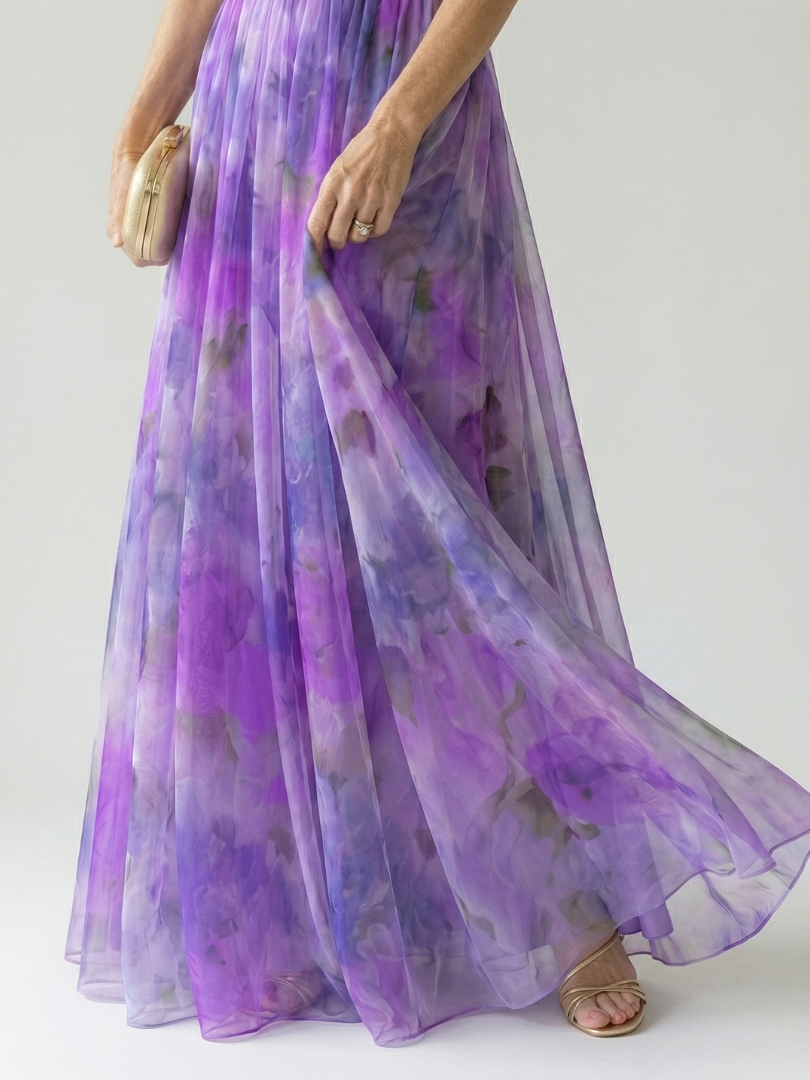 Robe longue maxi Danoir Paris Isel en tissu doux, multicolore, avec ceinture enveloppante, portée dans une tenue élégante et confortable