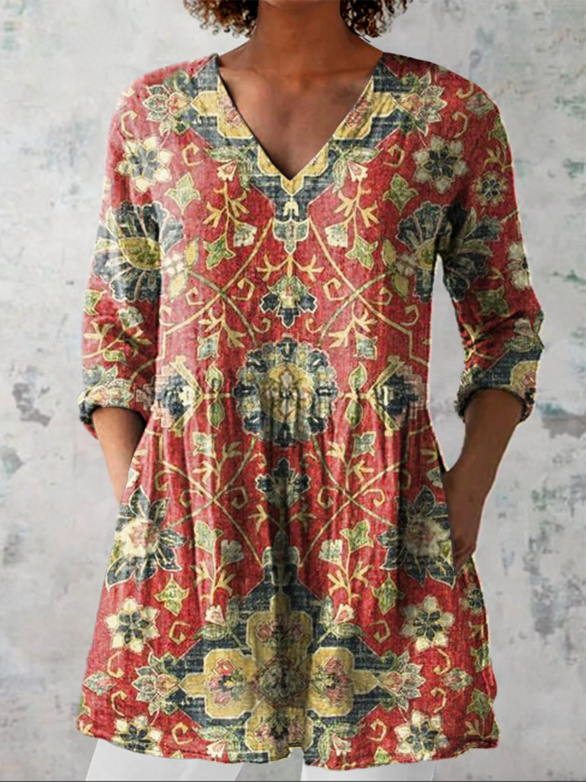 Blouse longue multicolore Danoir Paris Lea avec col en V, vêtement féminin élégant et confortable pour toutes les occasions.