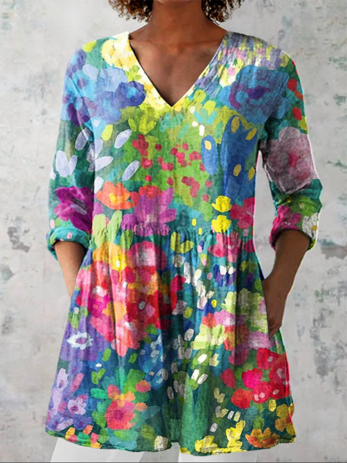 Blouse longue multicolore Danoir Paris Maelle avec décolleté en V, vêtement élégant pour femme.