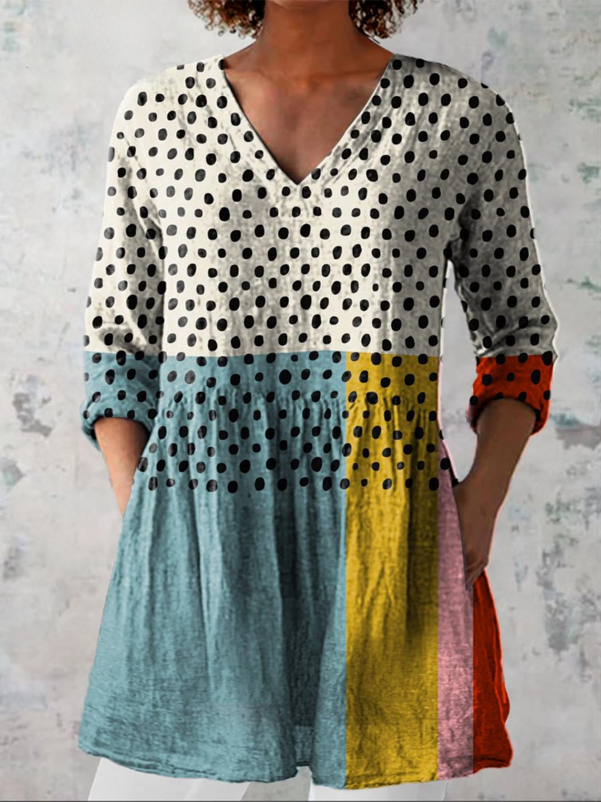Blouse longue multicolore Danoir Paris Valerie avec décolleté en V, tissu fluide et style élégant pour femmes.