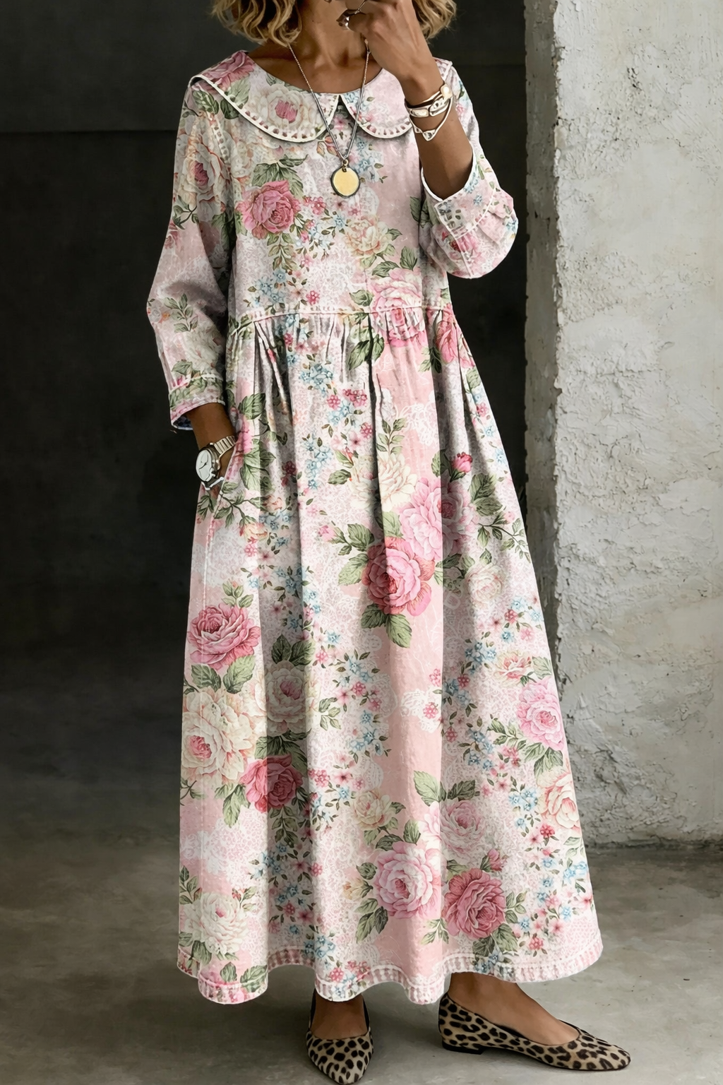 Robe en denim Brooklyn Danoir Paris avec col floral multicolore, image montrant le détail du col et la texture en denim.