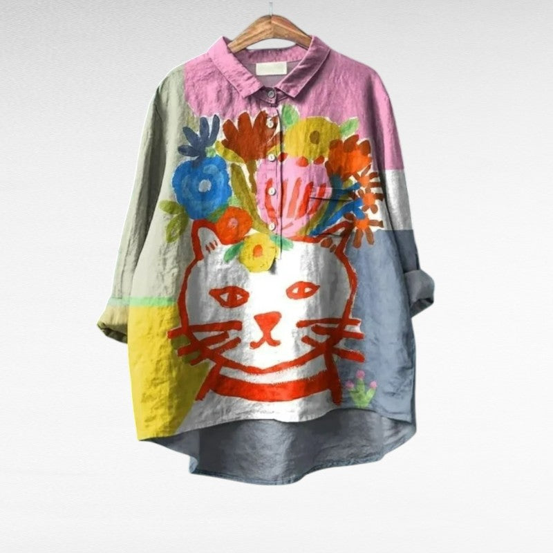 Blouse d'été élégante Danoir Paris avec motif multicolore, en tissu léger, portée décontractée et chic.