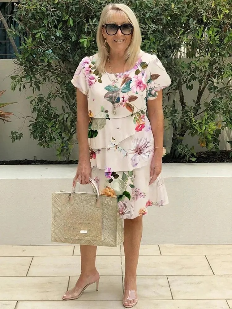 Robe fluide Mallory à motifs floraux colorés de Danoir Paris, élégante et chic, portée sur mannequin avec fond neutre.