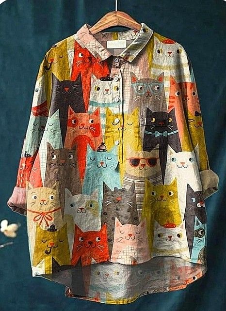 Blouse artistique pour femme Milo de Danoir Paris avec motif chat multicolore, tissu léger et style élégant.