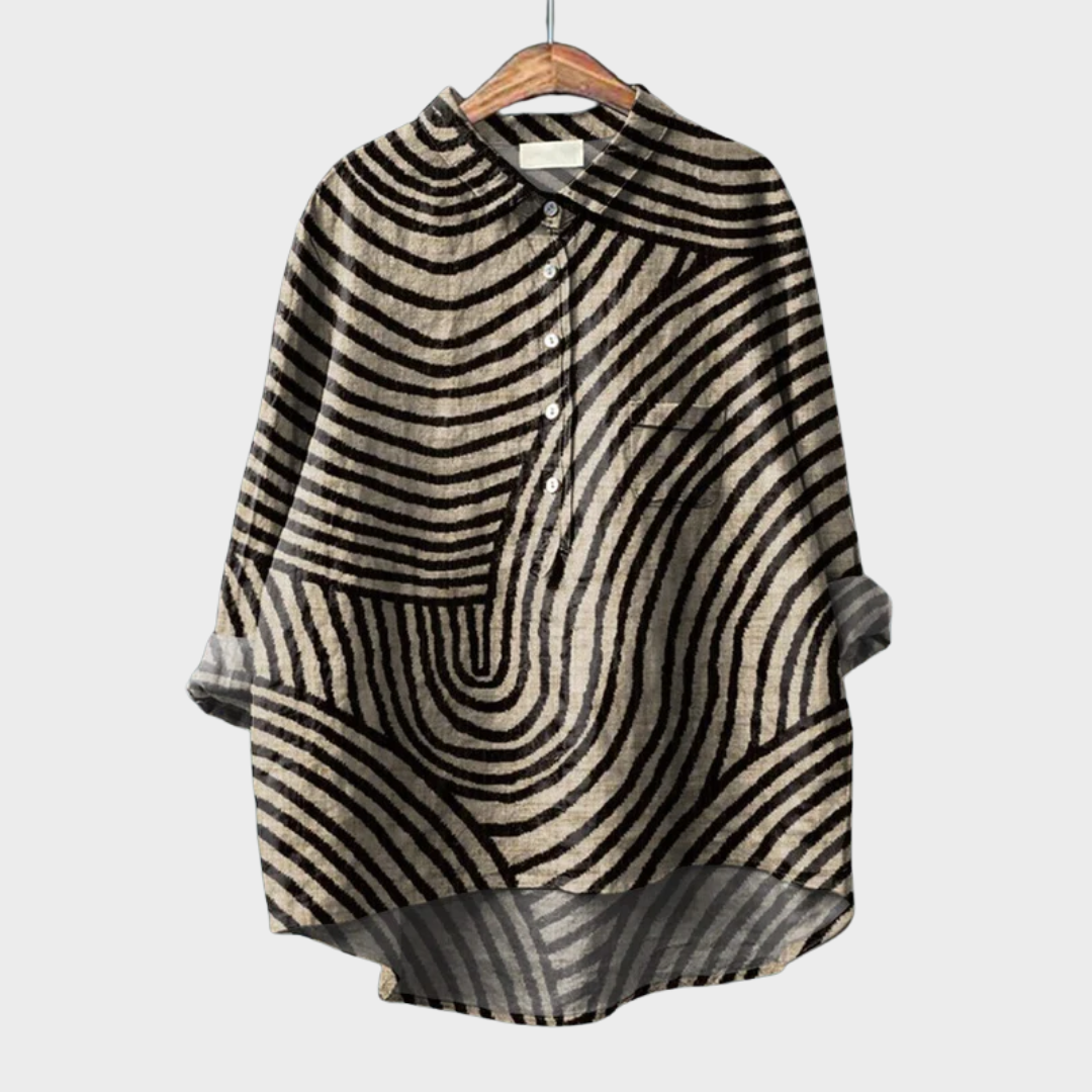 Blouse d'été en lin noir Melina de Danoir Paris, coupe élégante et légère, portée sur mannequin.