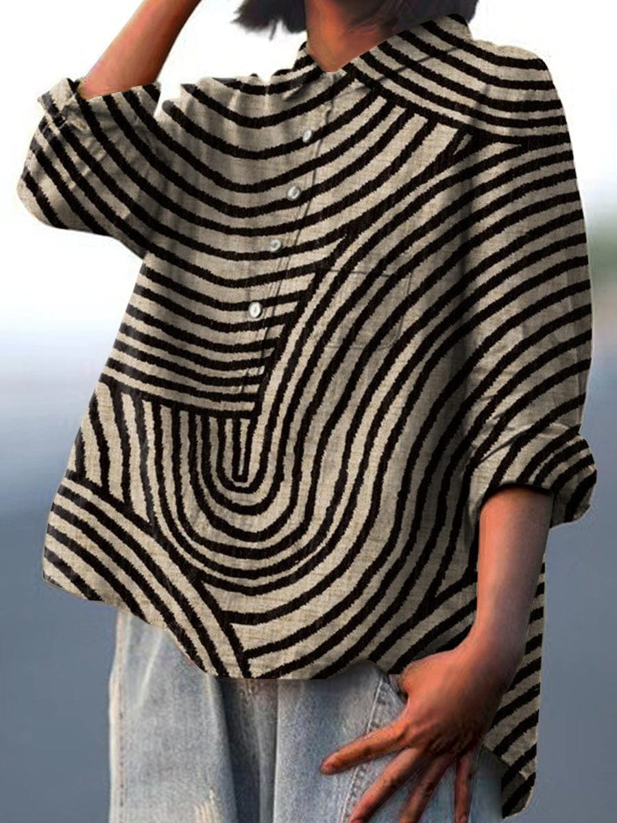 Blouse d'été en lin noir Melina de Danoir Paris, élégante et légère, portée sur un fond neutre.