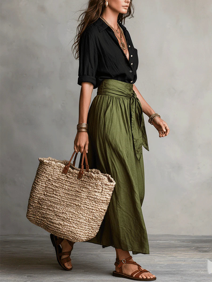 Ensemble Vera de Danoir Paris avec t-shirt noire et jupe midi vert olive, vue en gros plan sur le look complet.