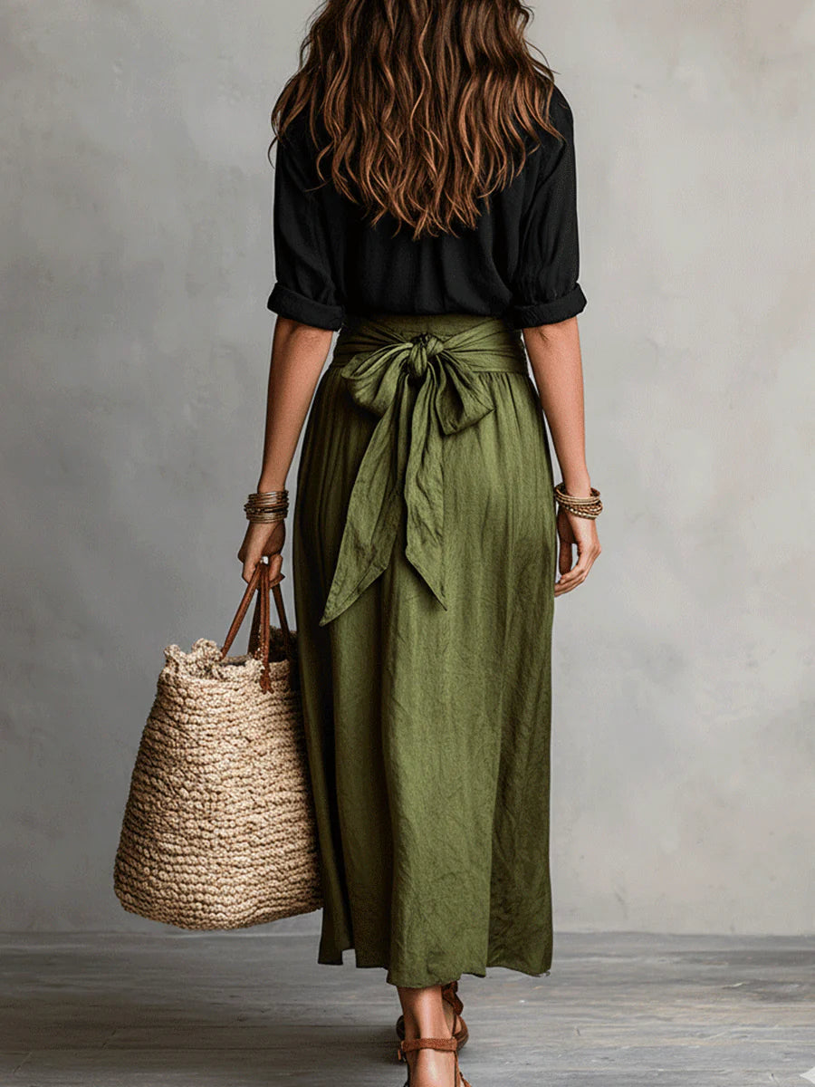 Vera ensemble deux pièces Danoir Paris : t-shirt noir et jupe midi vert olive, vue de face sur fond blanc