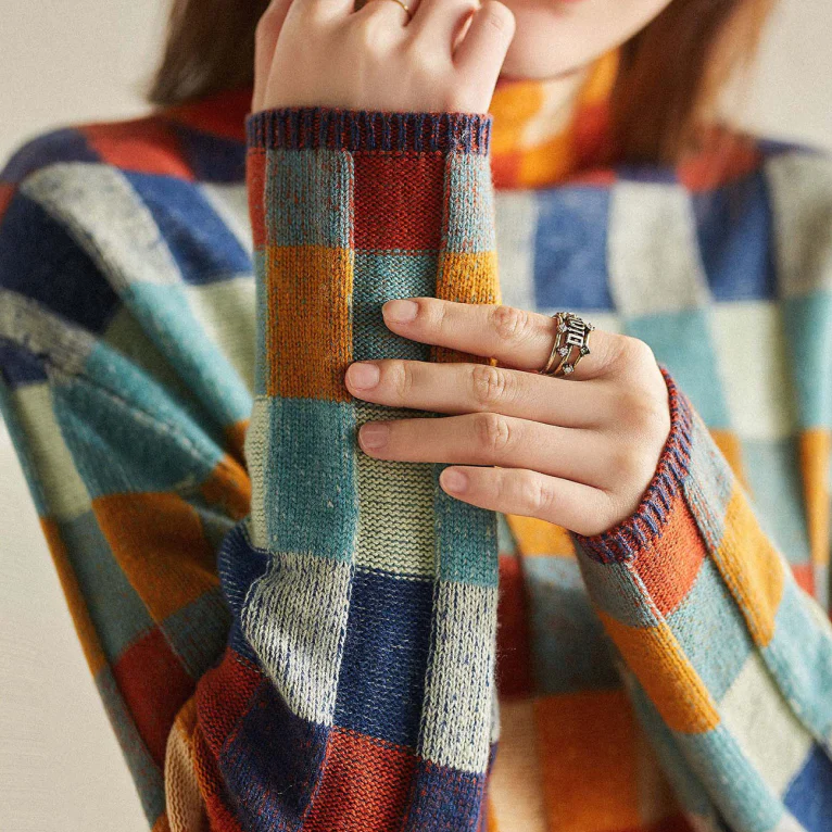 Pull roulé en cachemire doux Élise de Danoir Paris, nouveau arrivage, détail du col et texture du tissu en cachemire.
