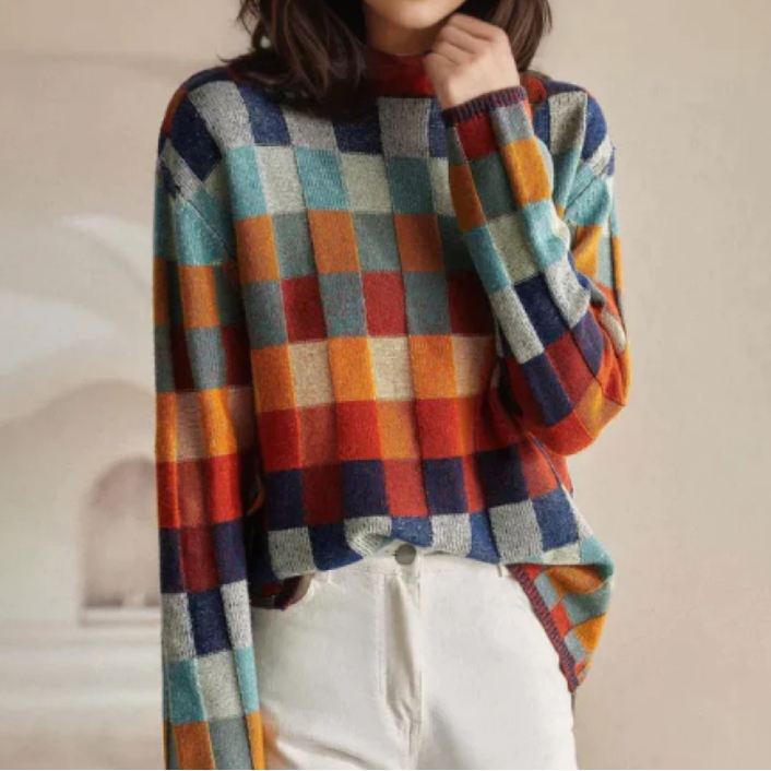 Pull rétro Danoir Paris Isla, confortable et tendance, en tissu doux, porté en détail sur mannequin dans une ambiance moderne.