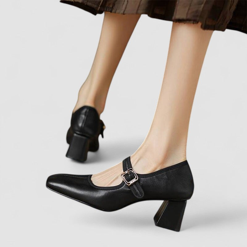 Chaussures pour bébé Capucine™ de Danoir Paris, talons élégants noirs pour jeunes enfants, en cuir avec design sophistiqué.