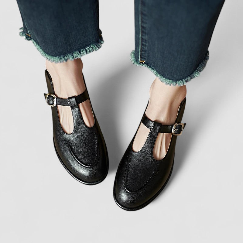 Boutons arrondis pour bébés Clarisse™ de Danoir Paris, en tissu noir, visibles sur un fond clair.