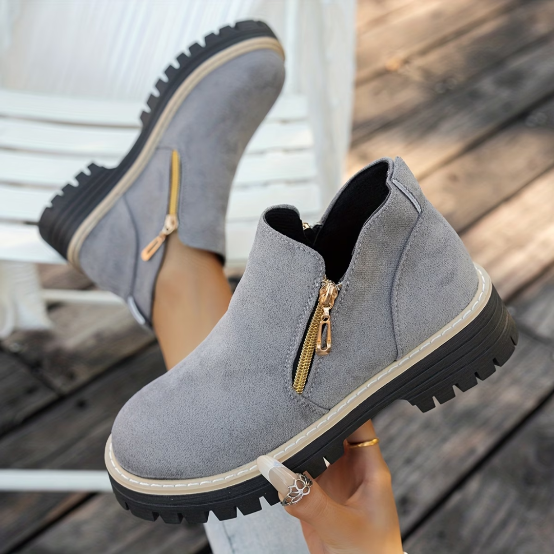 Bottines noires Danoir Paris Mila, élégantes, en cuir, avec talon moyen et design chic, vues de face sur fond blanc.