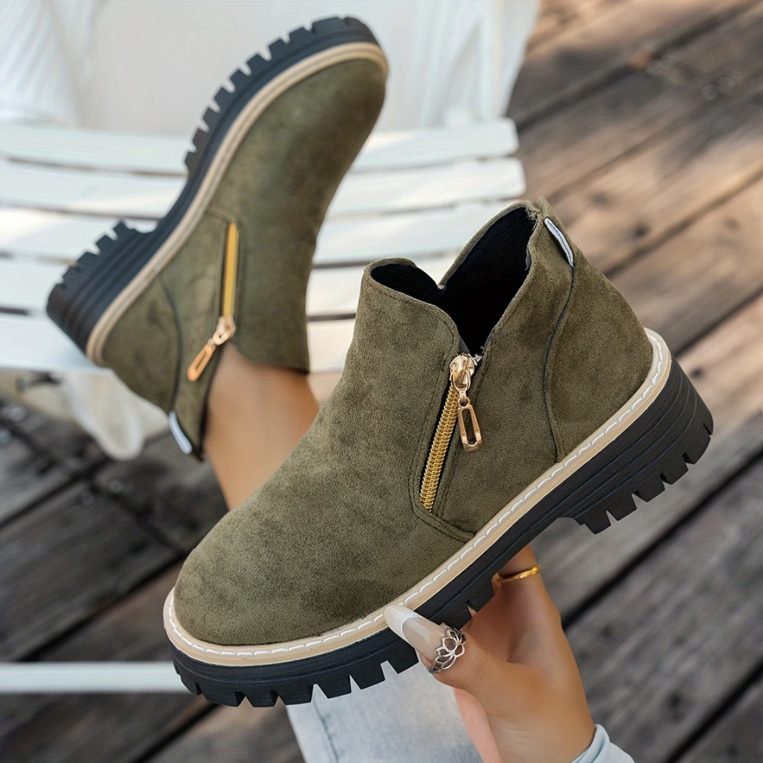 Bottines noires Danoir Paris Mila, élégantes, en cuir, avec talon moyen, vues de face sur fond blanc