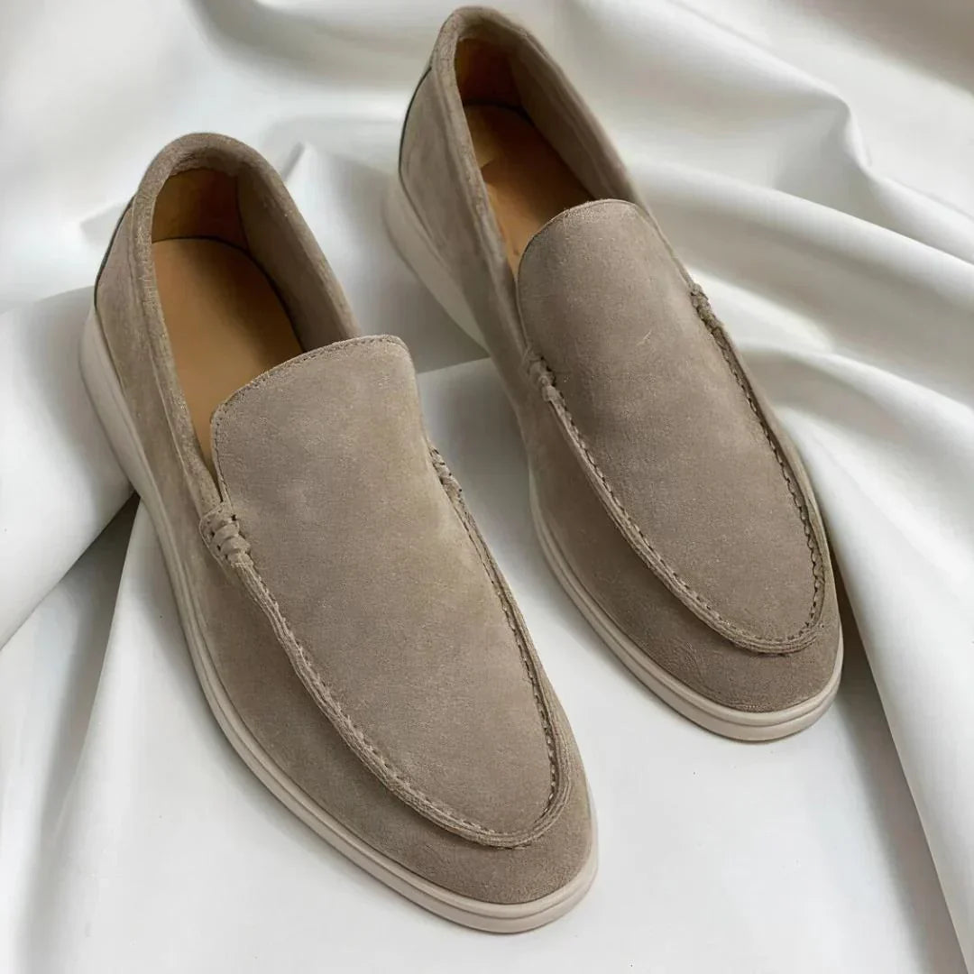Mocassins élégantes Danoir Paris en daim premium noir, chaussons sophistiqués pour femme, vue de face.