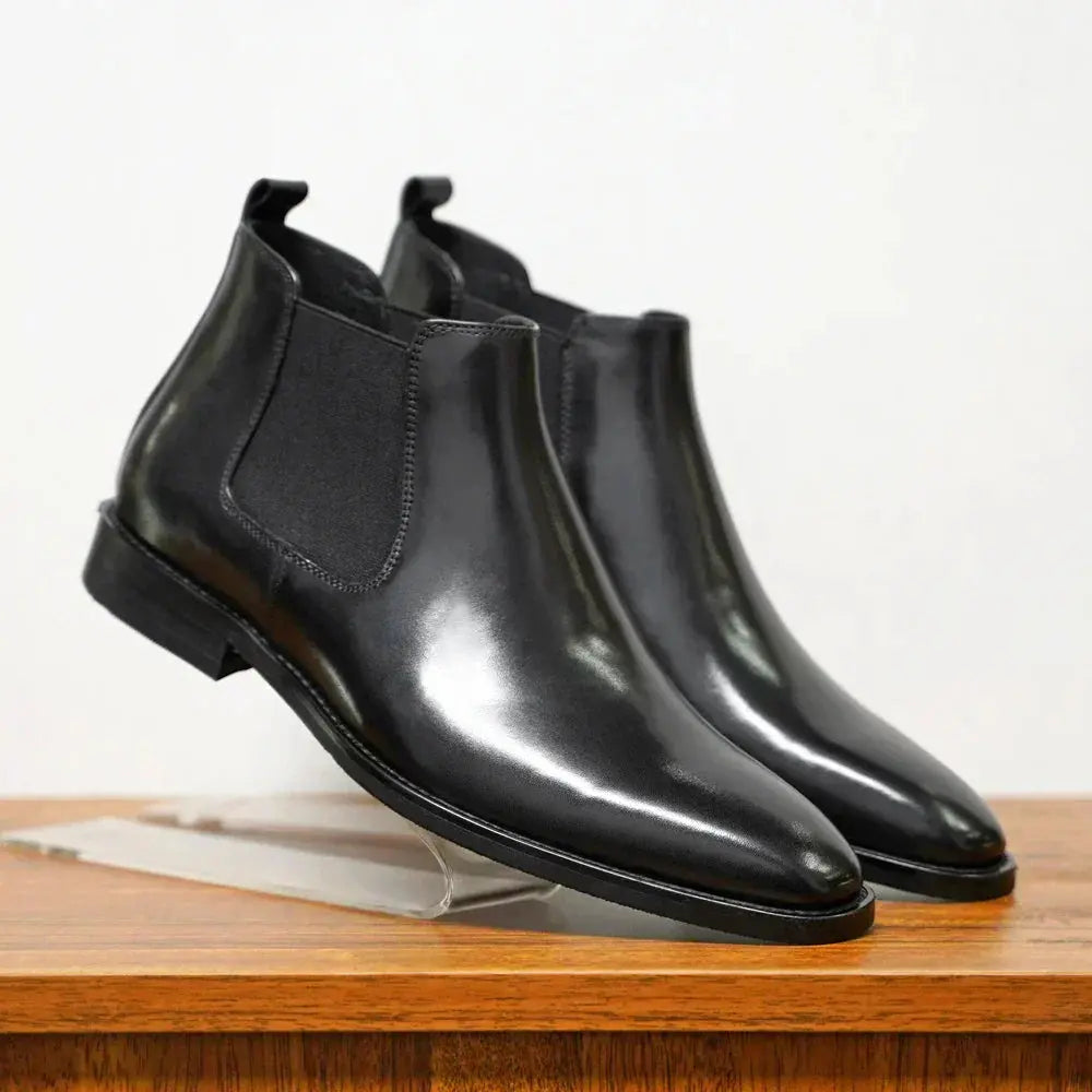 Bottines Chelsea en cuir noir Blake™ de Danoir Paris, style élégant avec semelle en caoutchouc, pointure 38 visible sur l'image.
