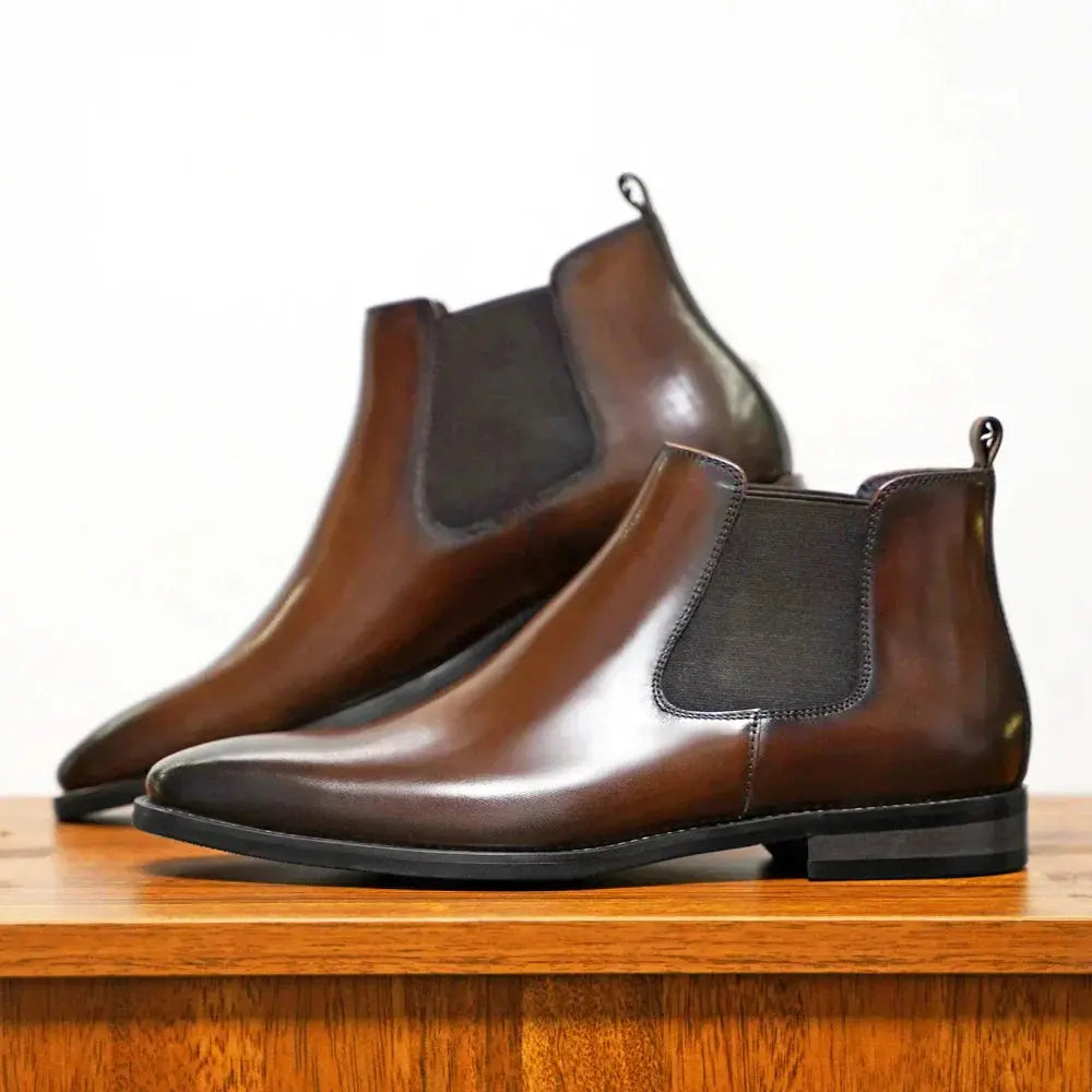 Bottines Chelsea en cuir noir Blake™ de Danoir Paris, élégantes et raffinées, avec semelle en caoutchouc et finition lisse.