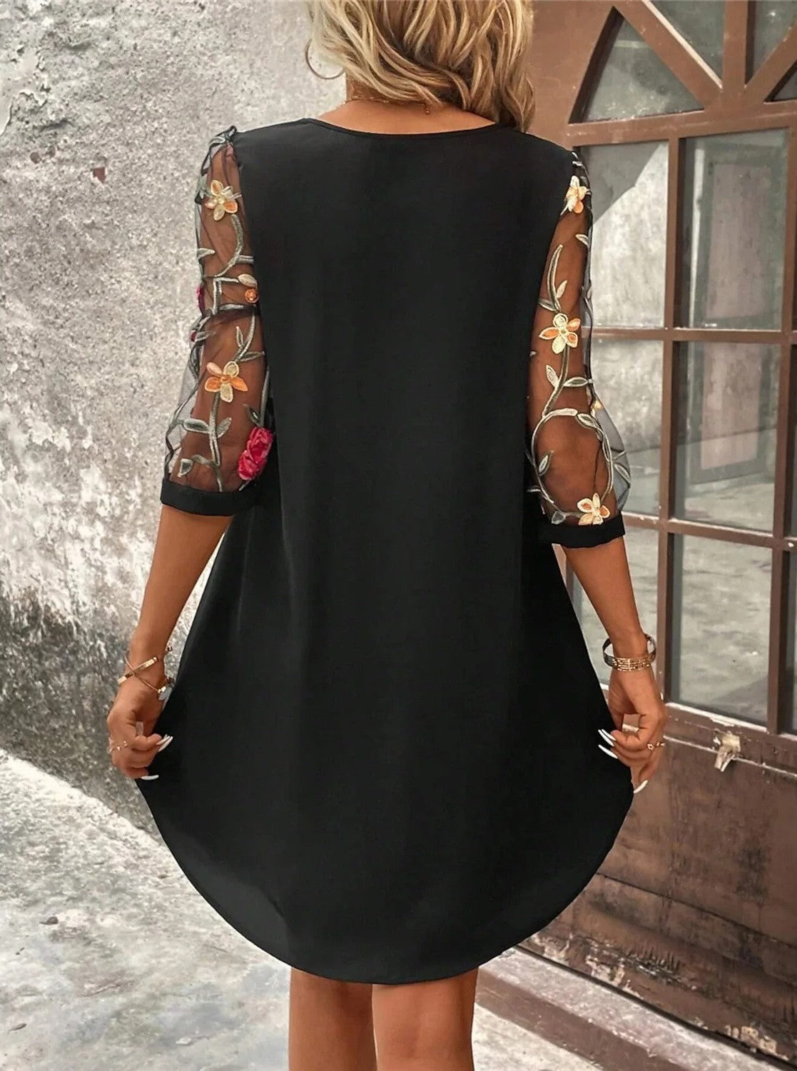 Robe d'été élégante Sofia de Danoir Paris, tissu léger et fluide, en coloris noir, portée avec détails chics et féminins.