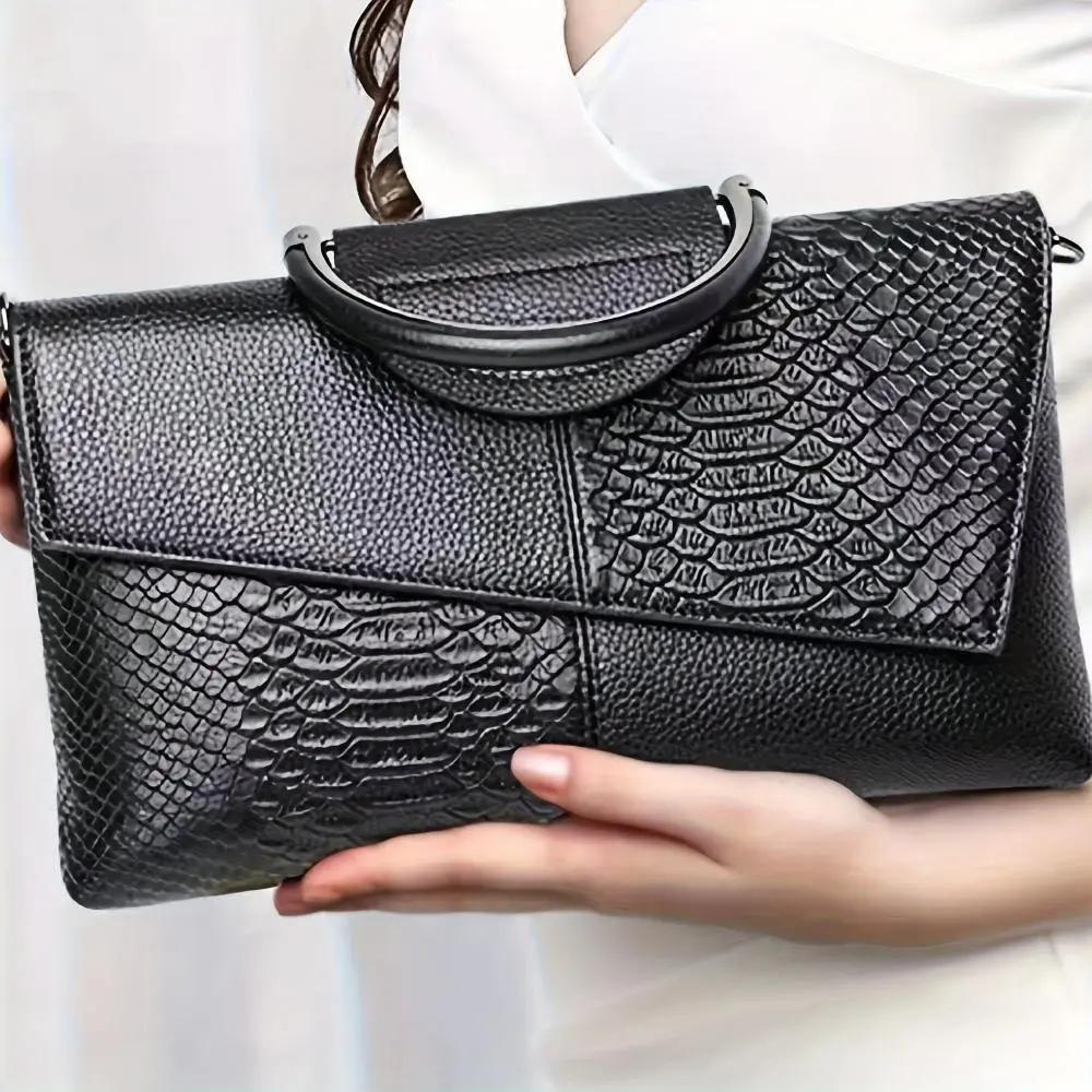 Sac à main Danoir Paris Cassandra avec motif crocodile opulent, sac élégant en cuir noir et détails sophistiqués.