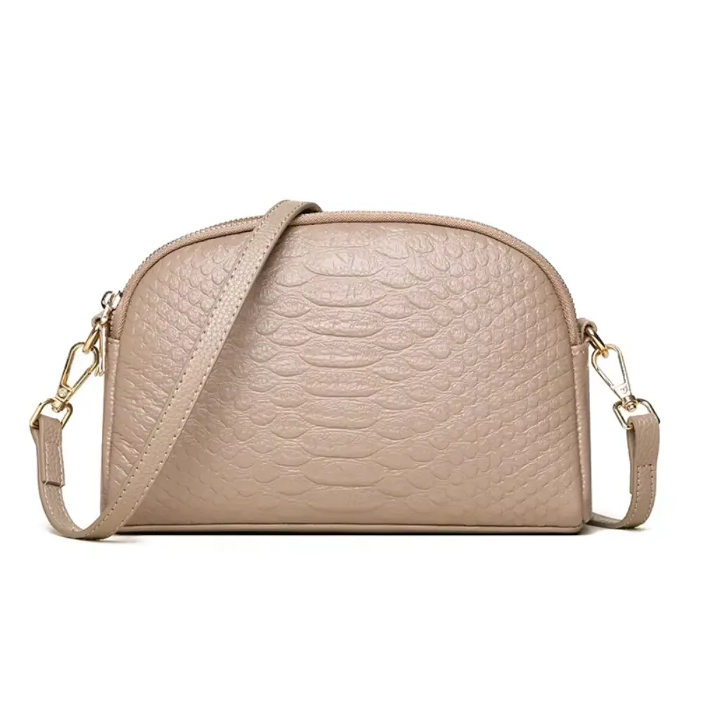 Mini sac à bandoulière Cora en simili cuir avec motif crocodile, fabriqué par Danoir Paris, en noir sophistiqué.