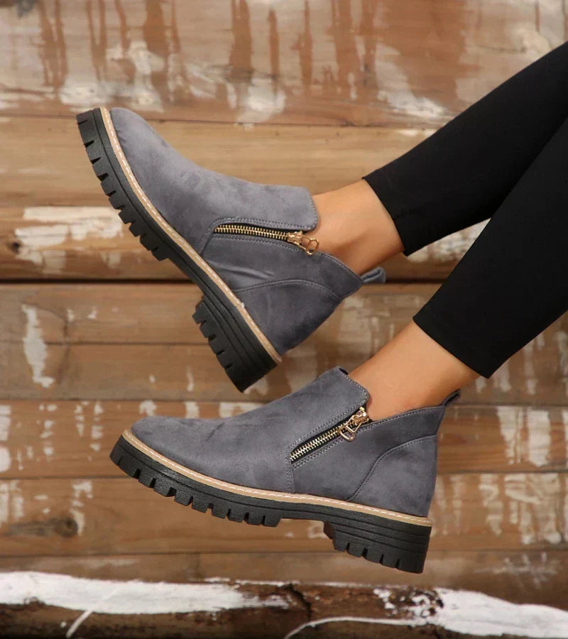 Bottines confort Alessia en cuir noir lisse de Danoir Paris, élégantes et idéales pour un style chic et confortablement ajusté.