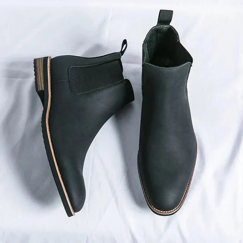 Bottes Chelsea en cuir noir Kayden™ de Danoir Paris, avec semelle épaisse et design élégant, vues de face sur fond blanc.