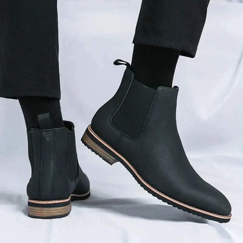 Bottes Chelsea en cuir noir Kayden™ de Danoir Paris, style élégant, semelle robuste, pour femme, vue de face.