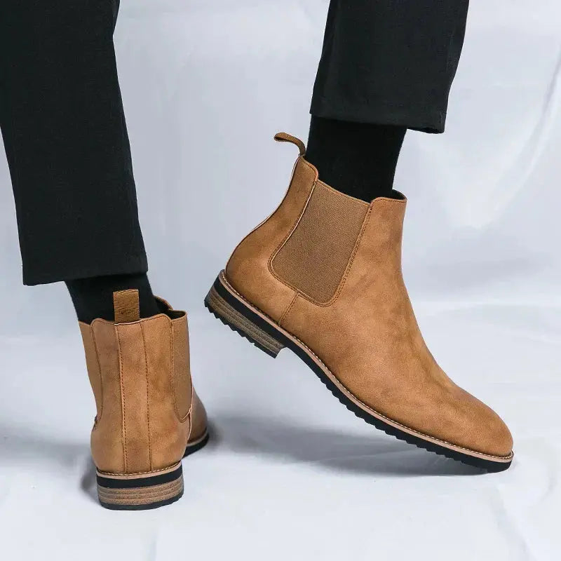 Bottes Chelsea en cuir noir Kayden™ de Danoir Paris, à talon moyen et semelle antidérapante, vue de côté.