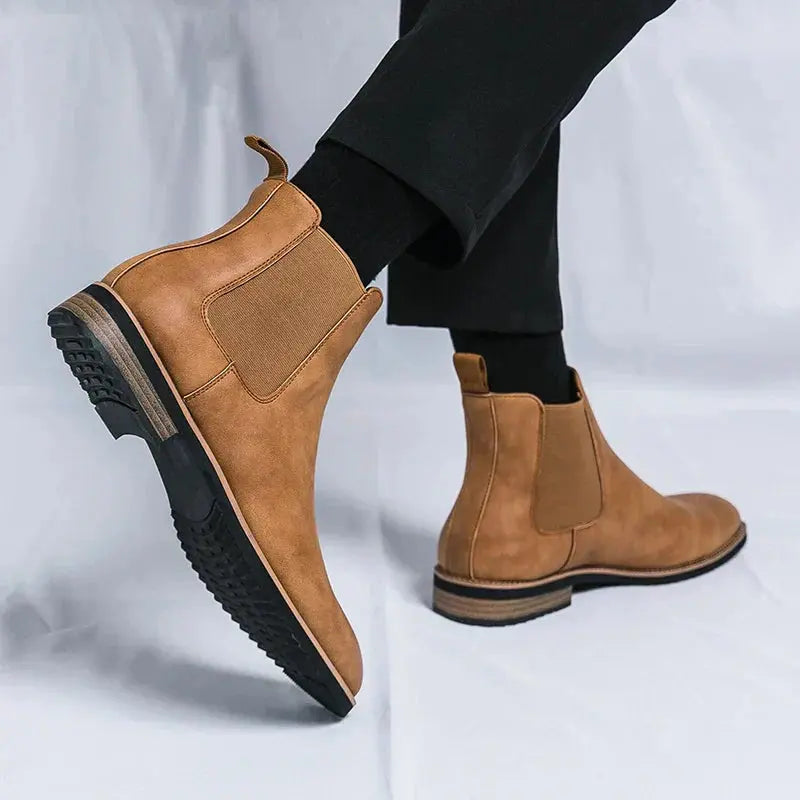 Bottes Chelsea en cuir noir Kayden™ de Danoir Paris, style élégant, avec semelle en caoutchouc et finition soignée.