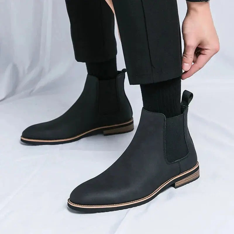 Bottes Chelsea en cuir noir Kayden™ de Danoir Paris, avec semelle épaisse et design élégant, vue de face.
