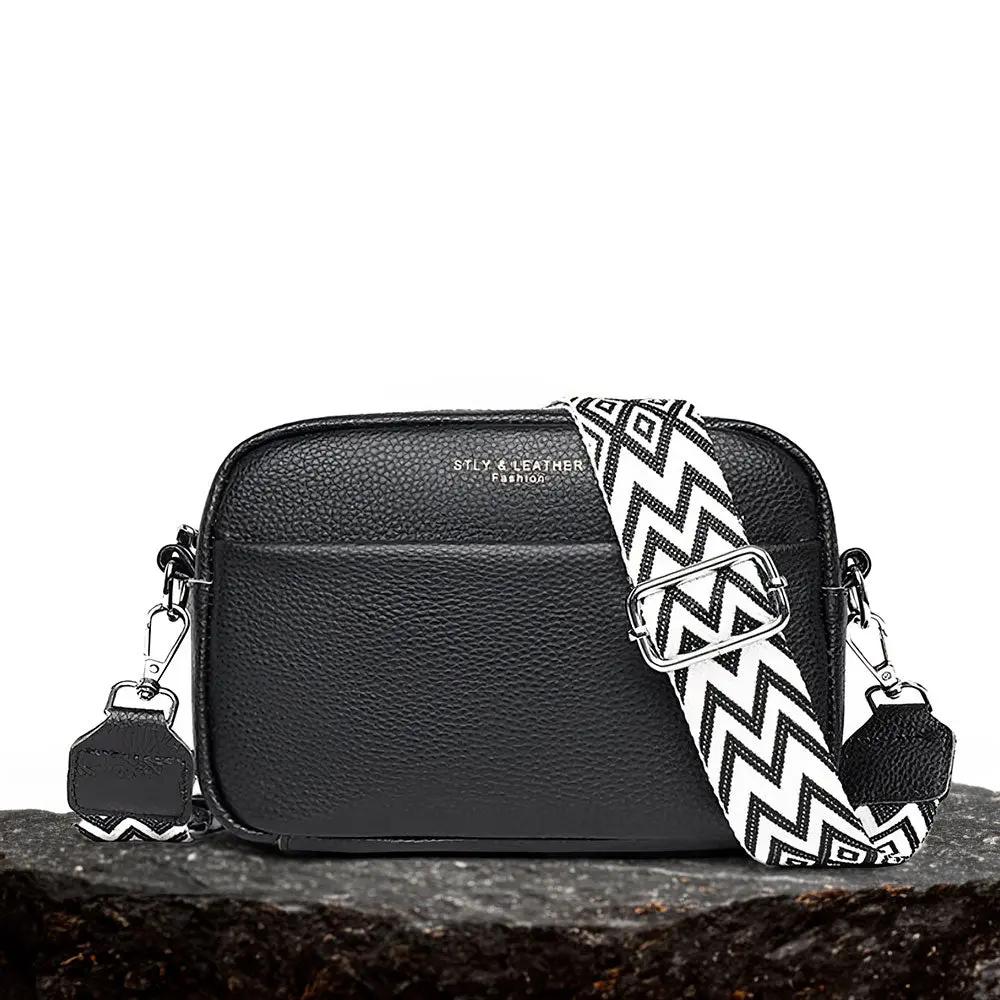 Sac à bandoulière noir Danoir Paris Mira, élégant et tendance, porté sur l'épaule avec une bandoulière ajustable pour femmes.
