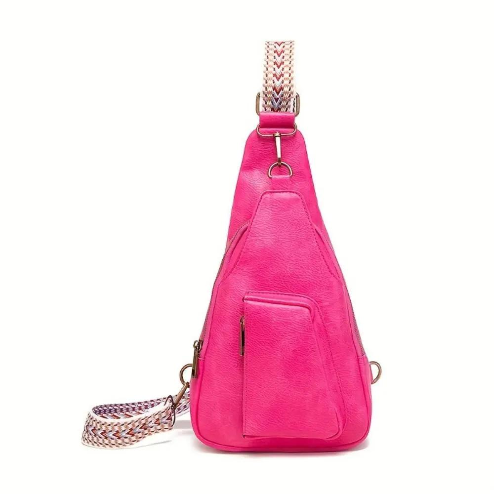 Sac à bandoulière Nina de Danoir Paris, style rétro chic, en cuir noir avec détails élégants, porté sur l'épaule.