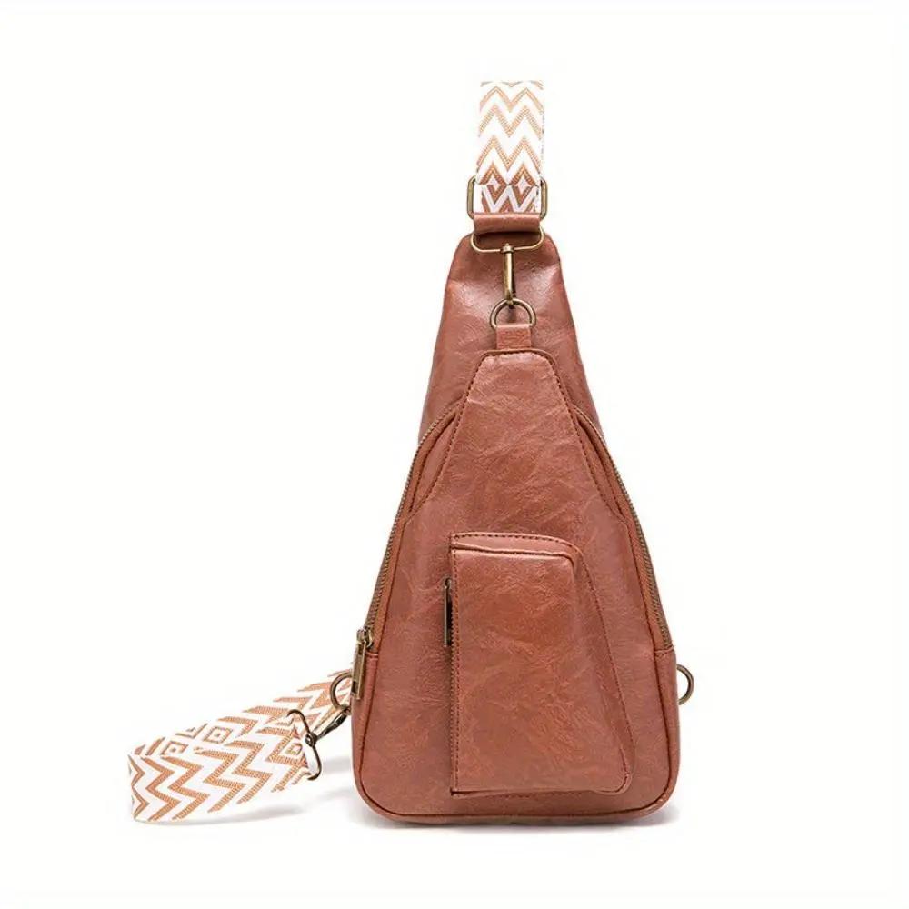 Sac à bandoulière Nina de Danoir Paris, style rétro chic, en cuir noir avec détails élégants, porté sur l'épaule.