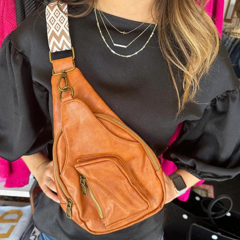 Sac à bandoulière noir Nina de Danoir Paris, style rétro chic avec détails élégants.