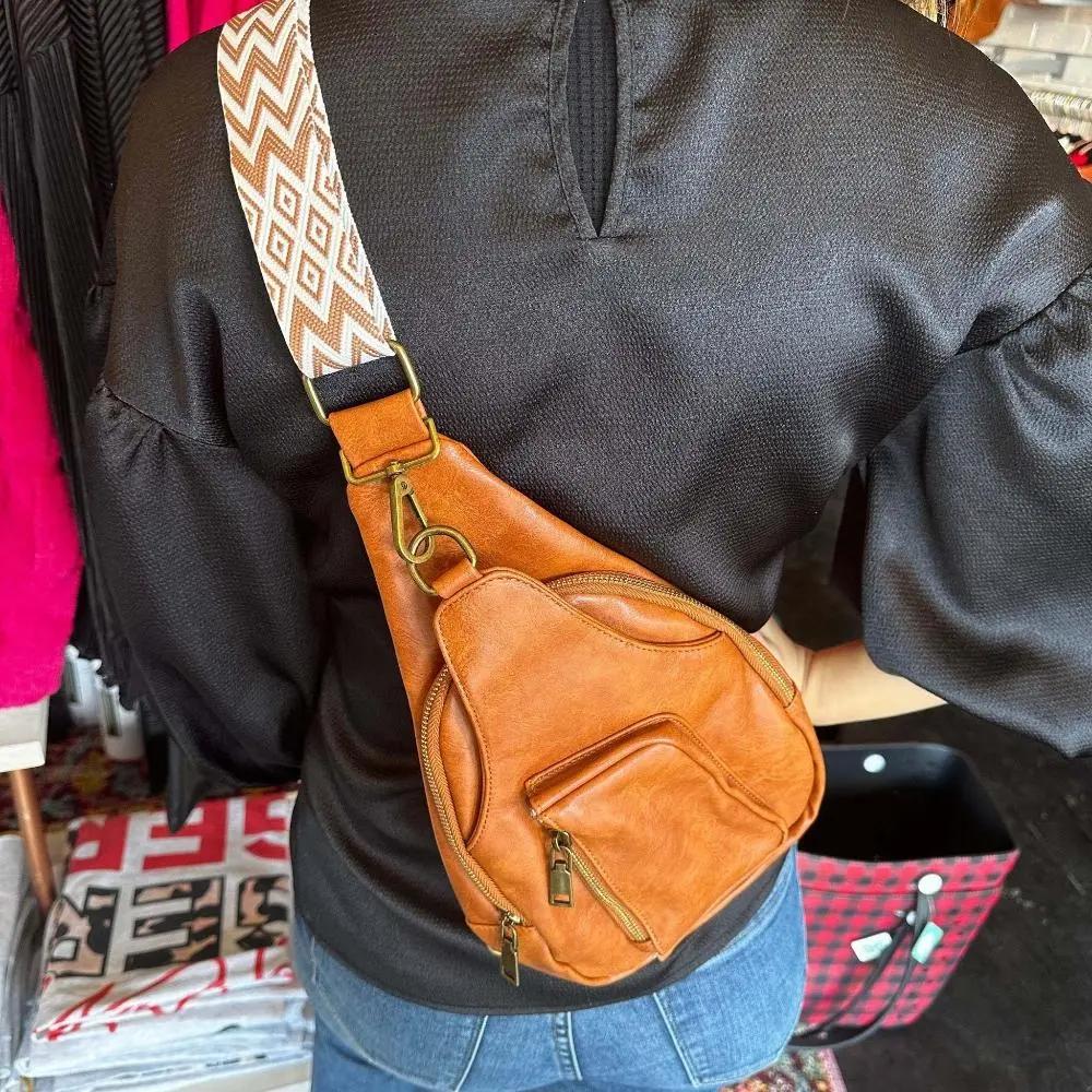 Sac à bandoulière noir Nina de Danoir Paris, style rétro chic, en cuir avec détails élégants.