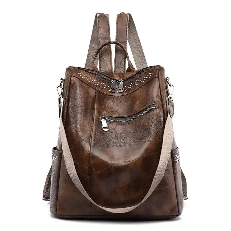 Sac à dos rétro-chic noir Pauline par Danoir Paris, en cuir élégant avec fermeture à clip et poignées en métal.