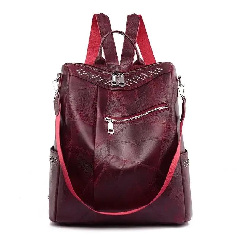 Sac à dos rétro-chic Pauline de Danoir Paris, en cuir noir avec détails élégants, vu de face.