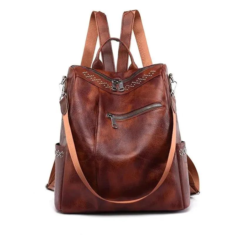 Sac à dos rétro-chic Pauline de Danoir Paris, en cuir noir avec détails élégants, vue de face sur fond blanc.