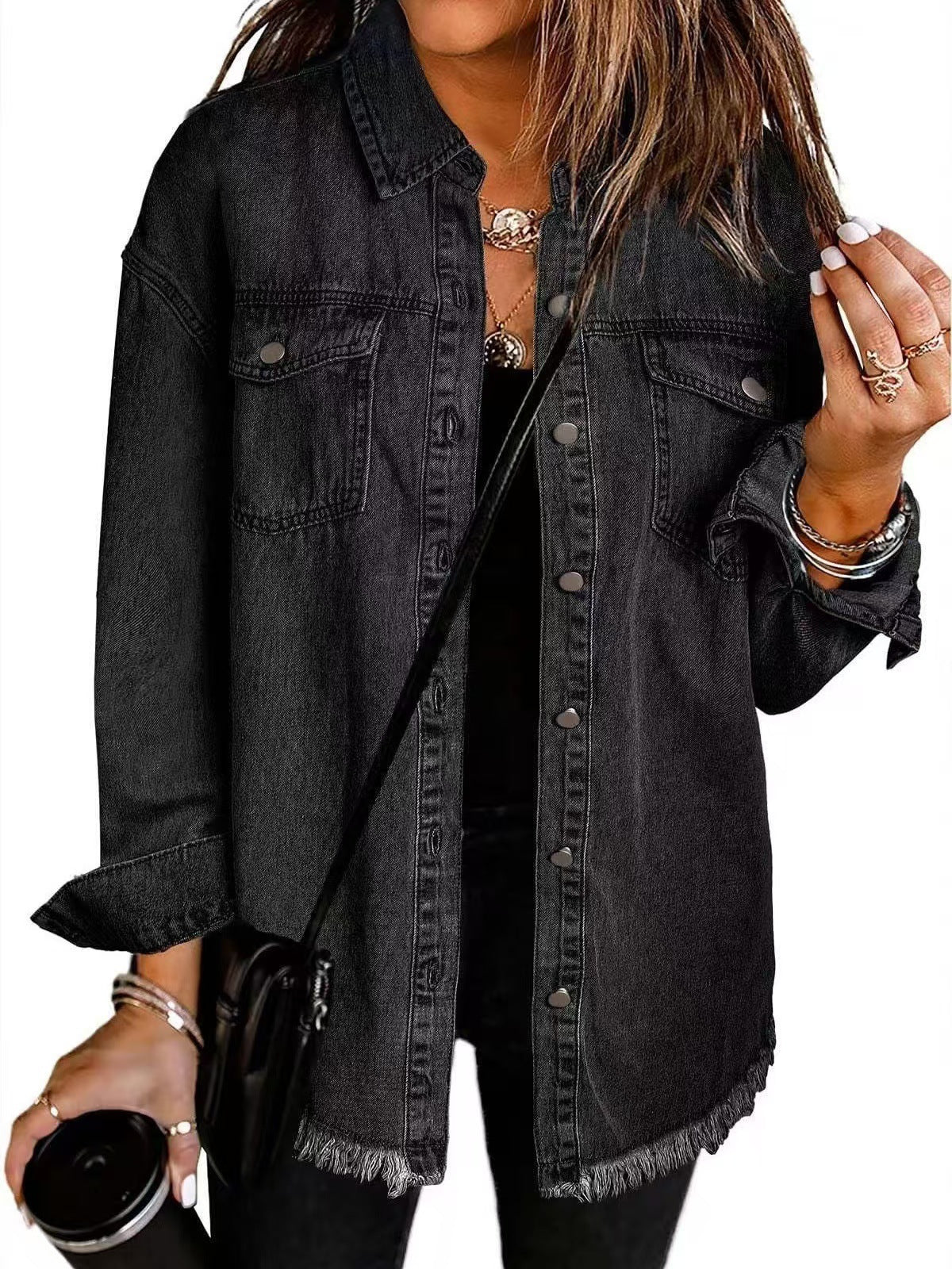 Veste en jean intemporelle Roxane de Danoir Paris, coupe classique, denim noir, détails de couture visibles.