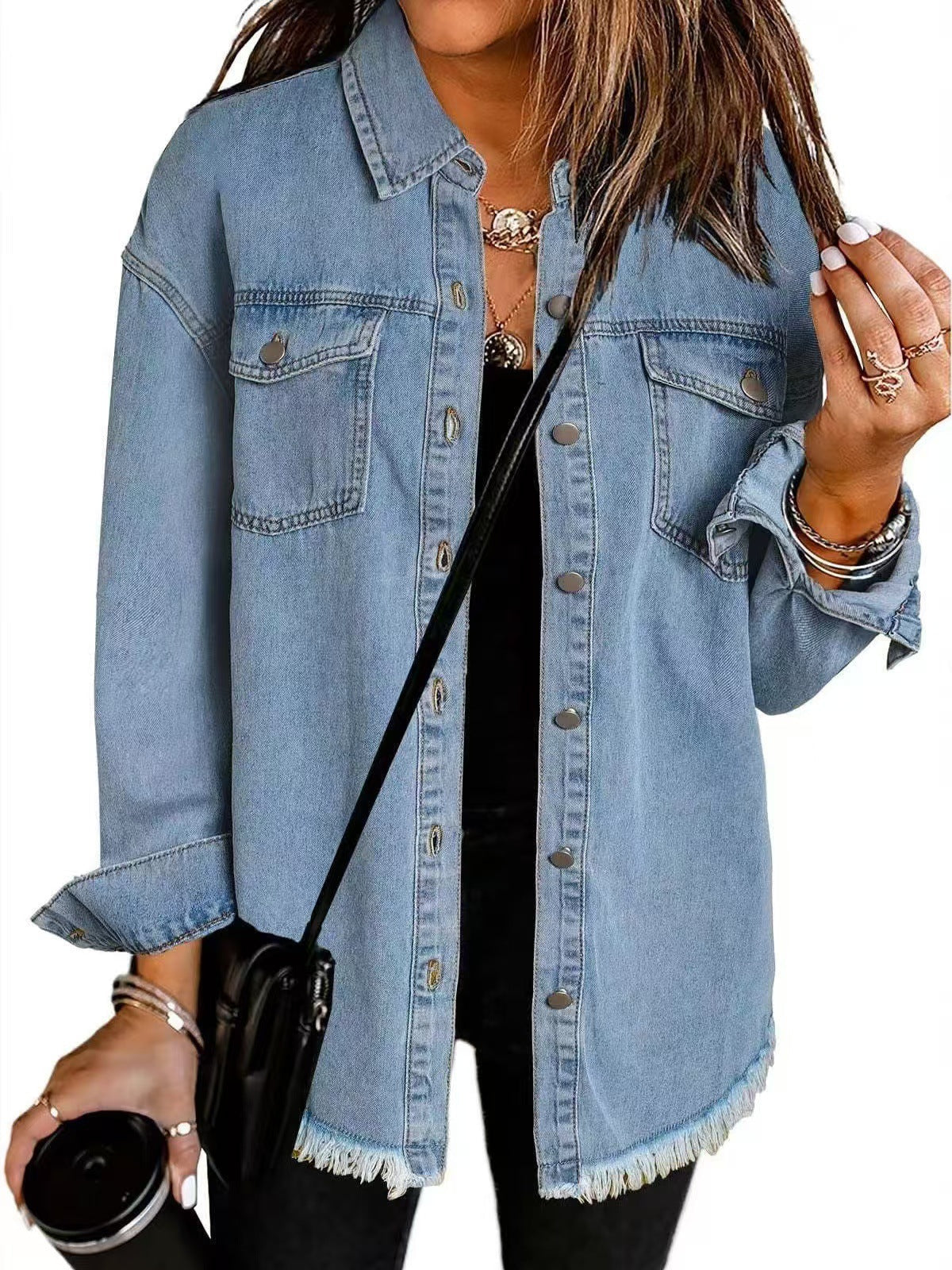 Veste en jean intemporelle Roxane de Danoir Paris, noire, coupe classique, portée sur un mannequin.