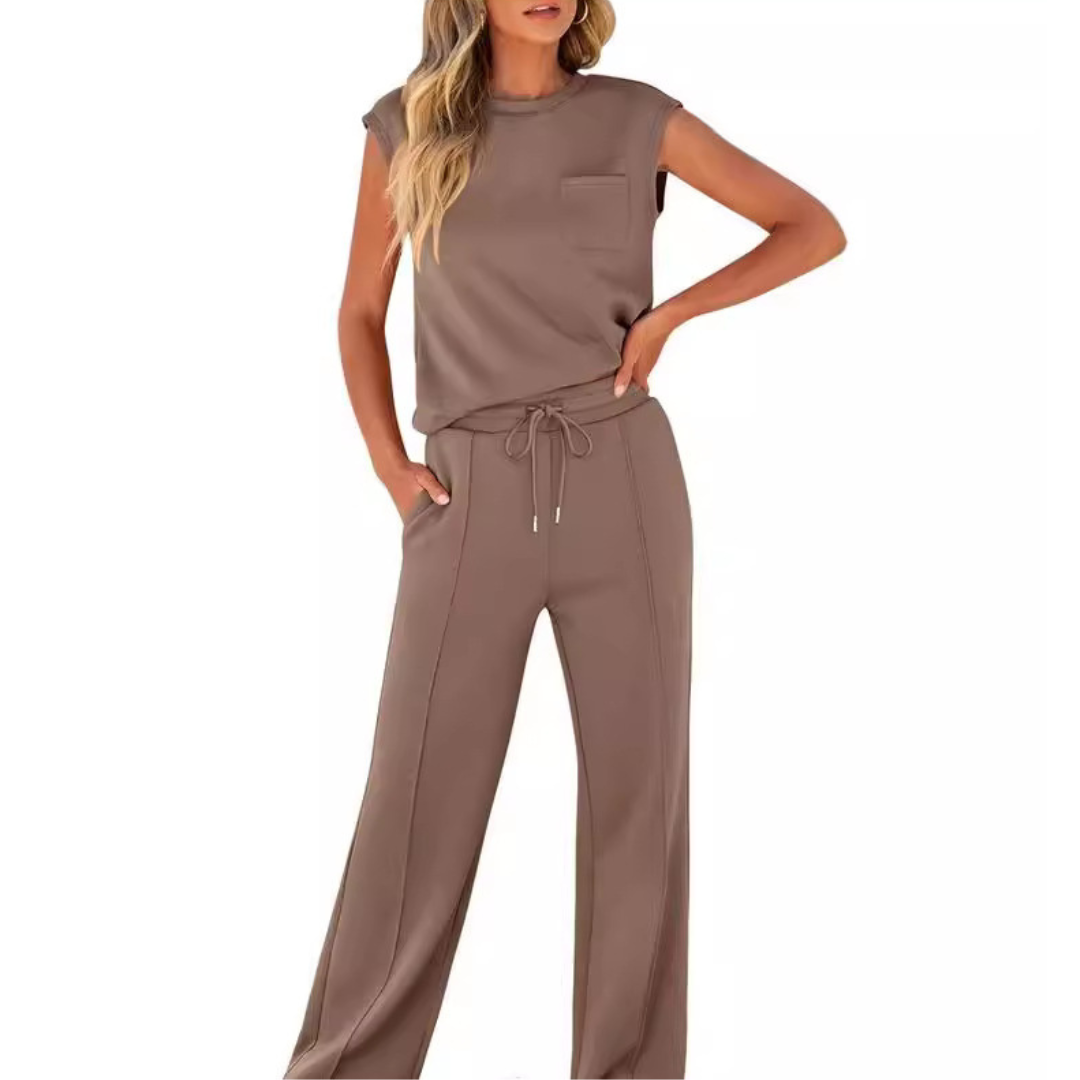 Ensemble décontracté d'été Elvara de Danoir Paris, vêtements légers et confortables, porté sur mannequin.