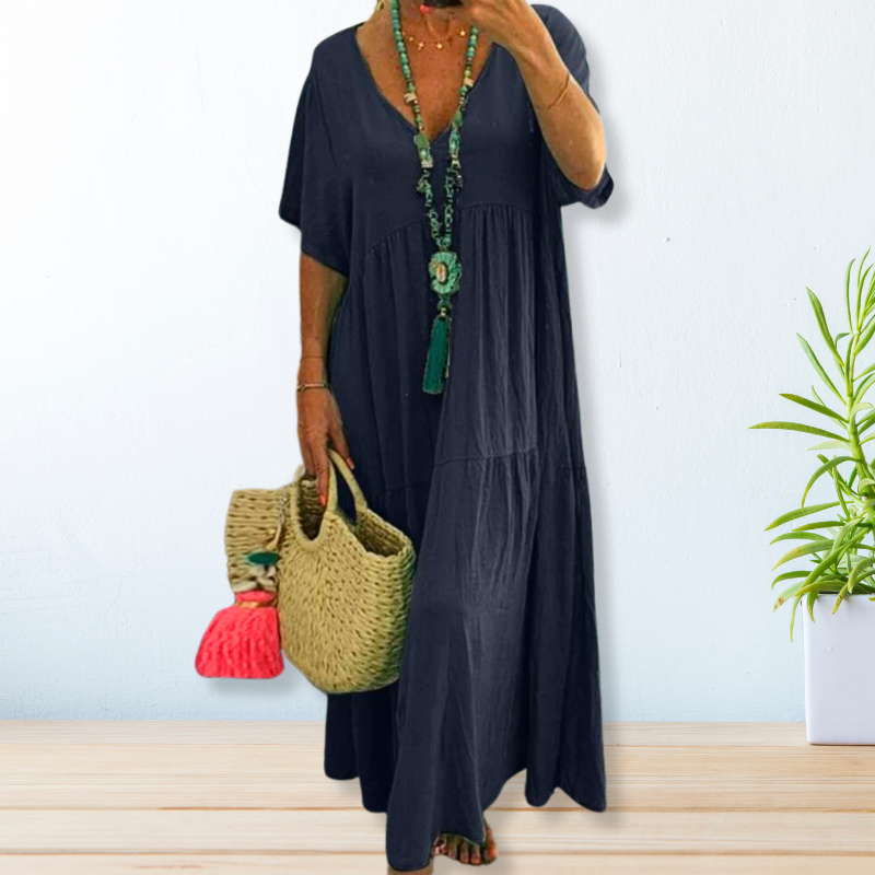 Robe fluide élégante Andrea de Danoir Paris en tissu noir, portée avec un style sophistiqué et féminin.