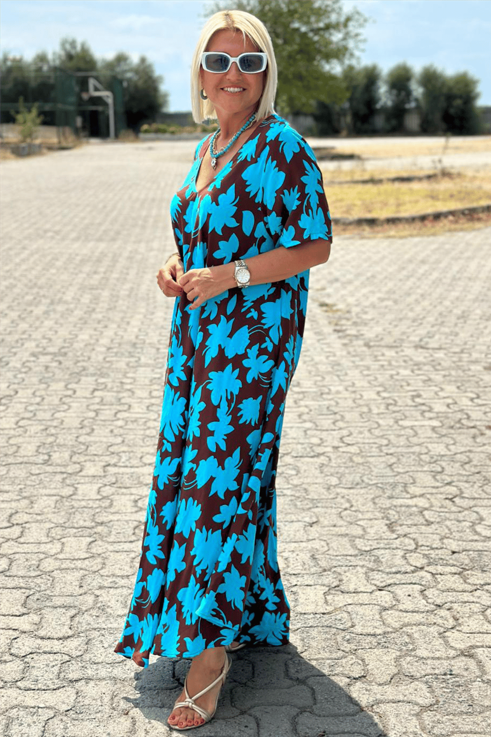 Robe décontractée élégante Brenda de Danoir Paris, tissu fluide noir avec détails modernes, portée décontractée et sophistiquée.