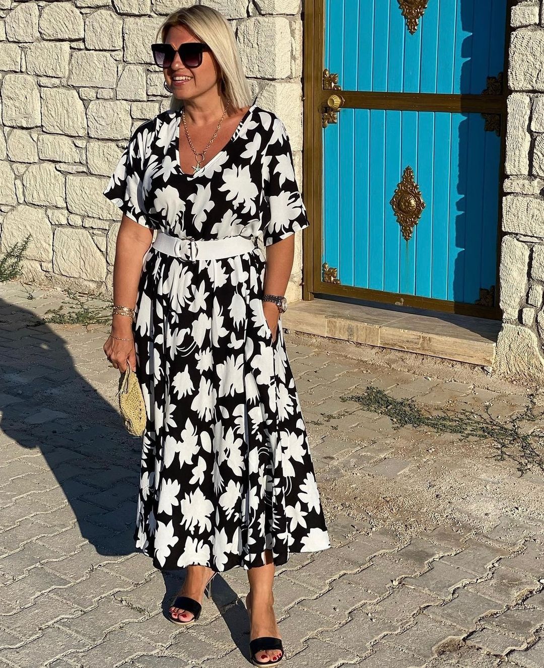 Robe décontractée élégante Brenda de Danoir Paris, tissu fluide et coupe chic, portée décontractée et sophistiquée.
